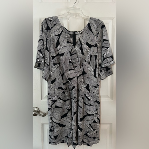 Loft Tropical Black & White Print Shorts
Romper V-Neck Size 14 - Picture 5 of 7